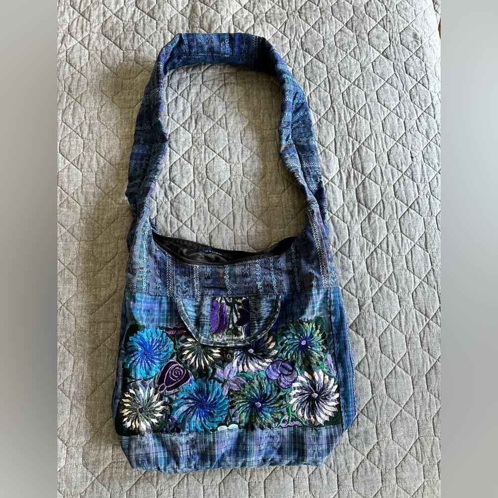 NWOT Beautiful embroidered sling bag with zip closure and padded strap